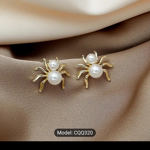 🕷🕷NEW🕷🕷GORGEOUS!! Faux Pearl Spider Earrings in 925 Silver Posts - Picture 6 of 16
